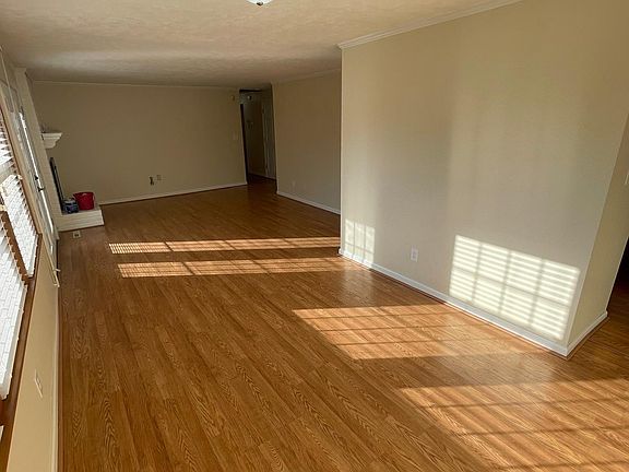 4th image of 216 Blackstone Dr