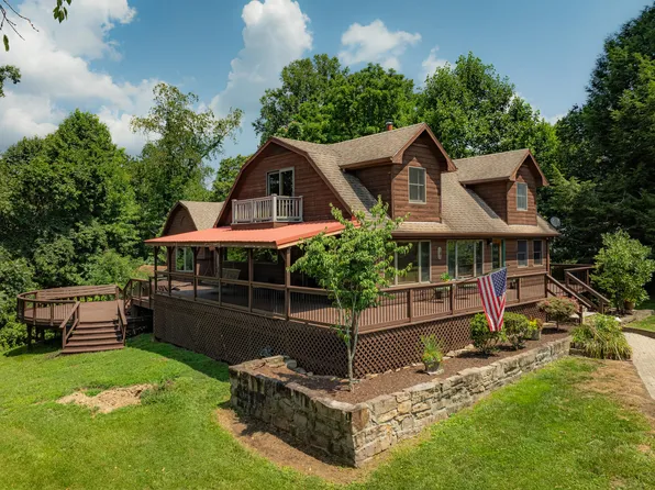 302 Greasy St, Lansing, WV 25862