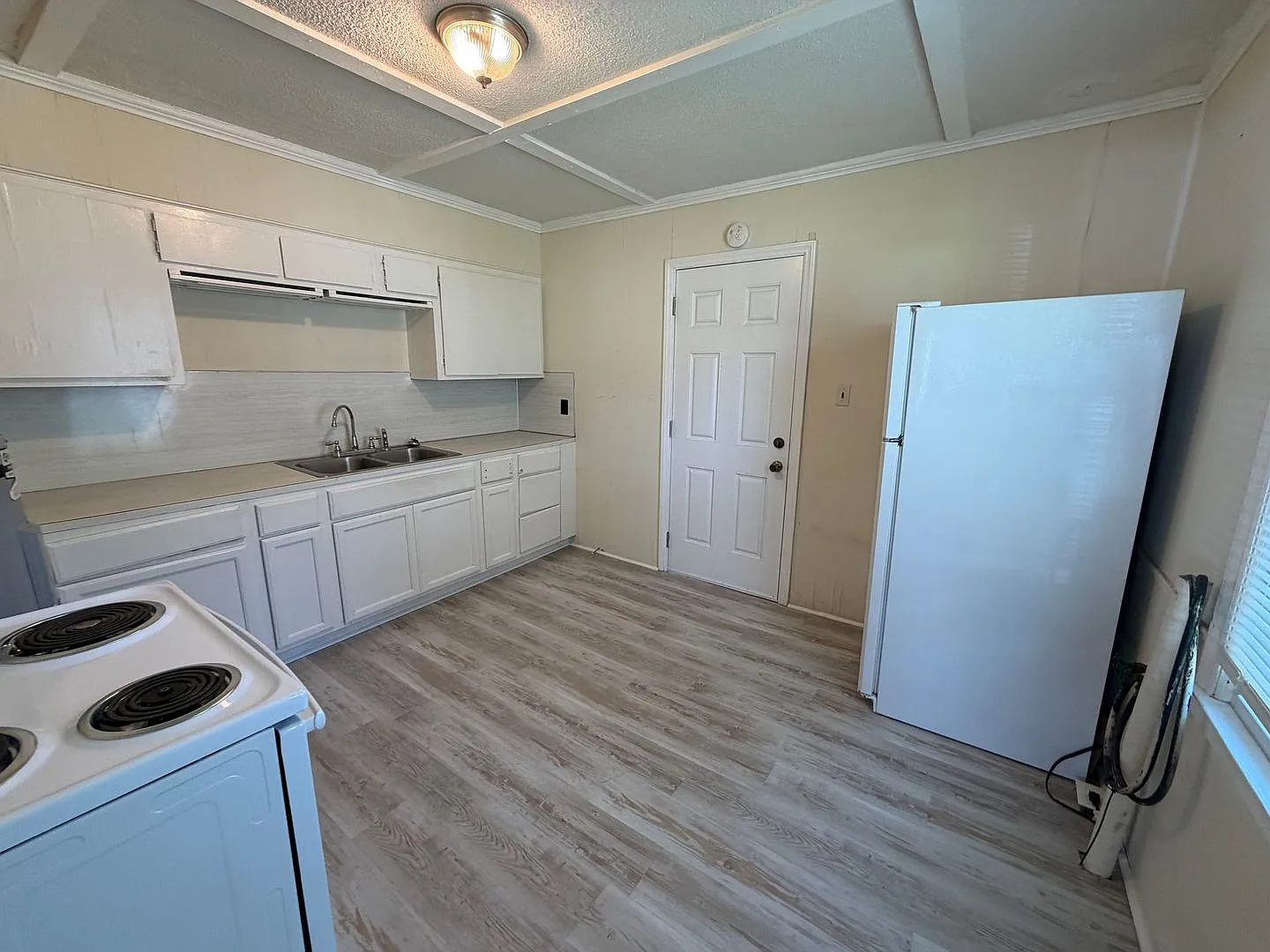 2 Bedroom 1 Bath Home off Heckle Blvd with Central Heat & Air — Photo 4
