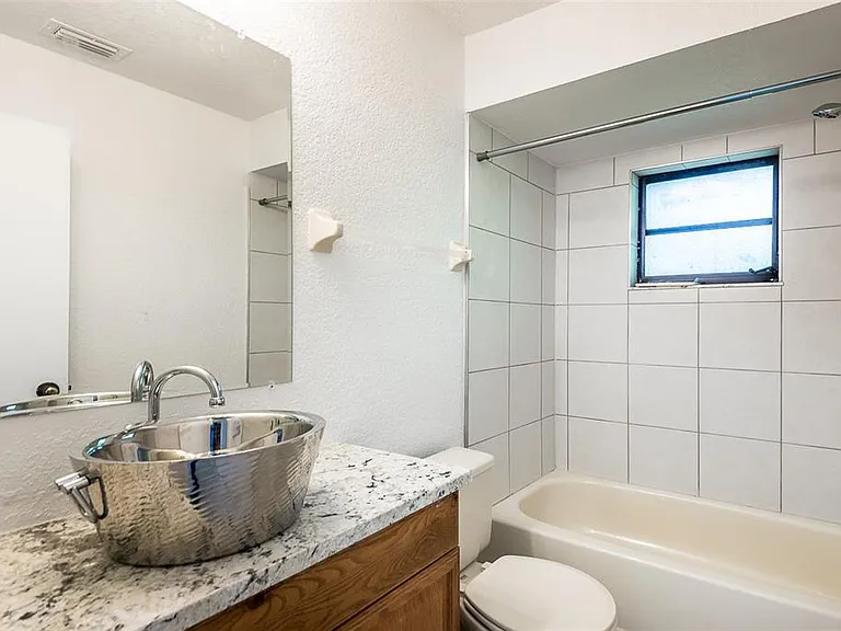 838 Jarvis St — Photo 23
