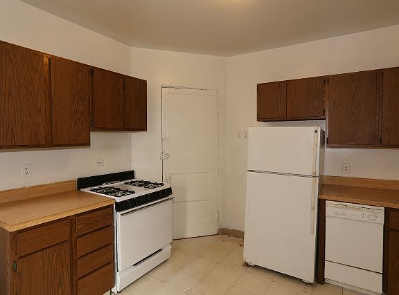 3rd image of 438 W Belden Ave APT 4