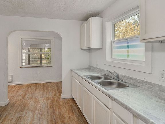 4th image of 15411 Seymour St