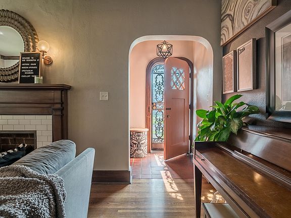 4th image of 909 Kensington Pl
