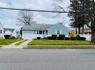 212 N Erie Ave, Lindenhurst, NY 11757