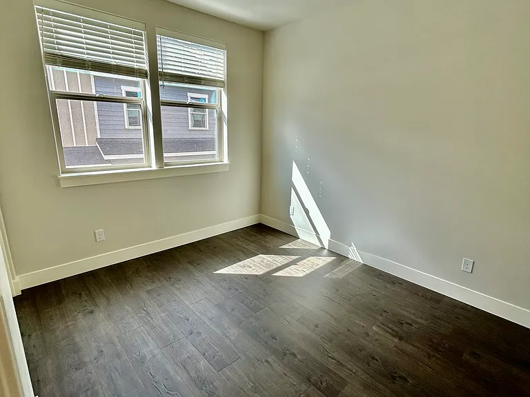 20494 NE Empire Ave — Photo 2