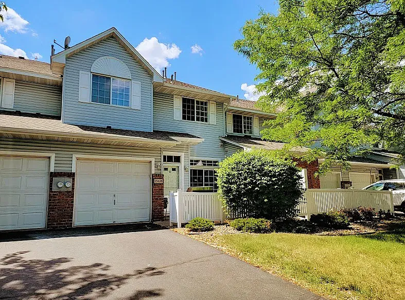2-bed, 1.5 bath TH available Sept. 5th in Apple Valley! — Photo 2