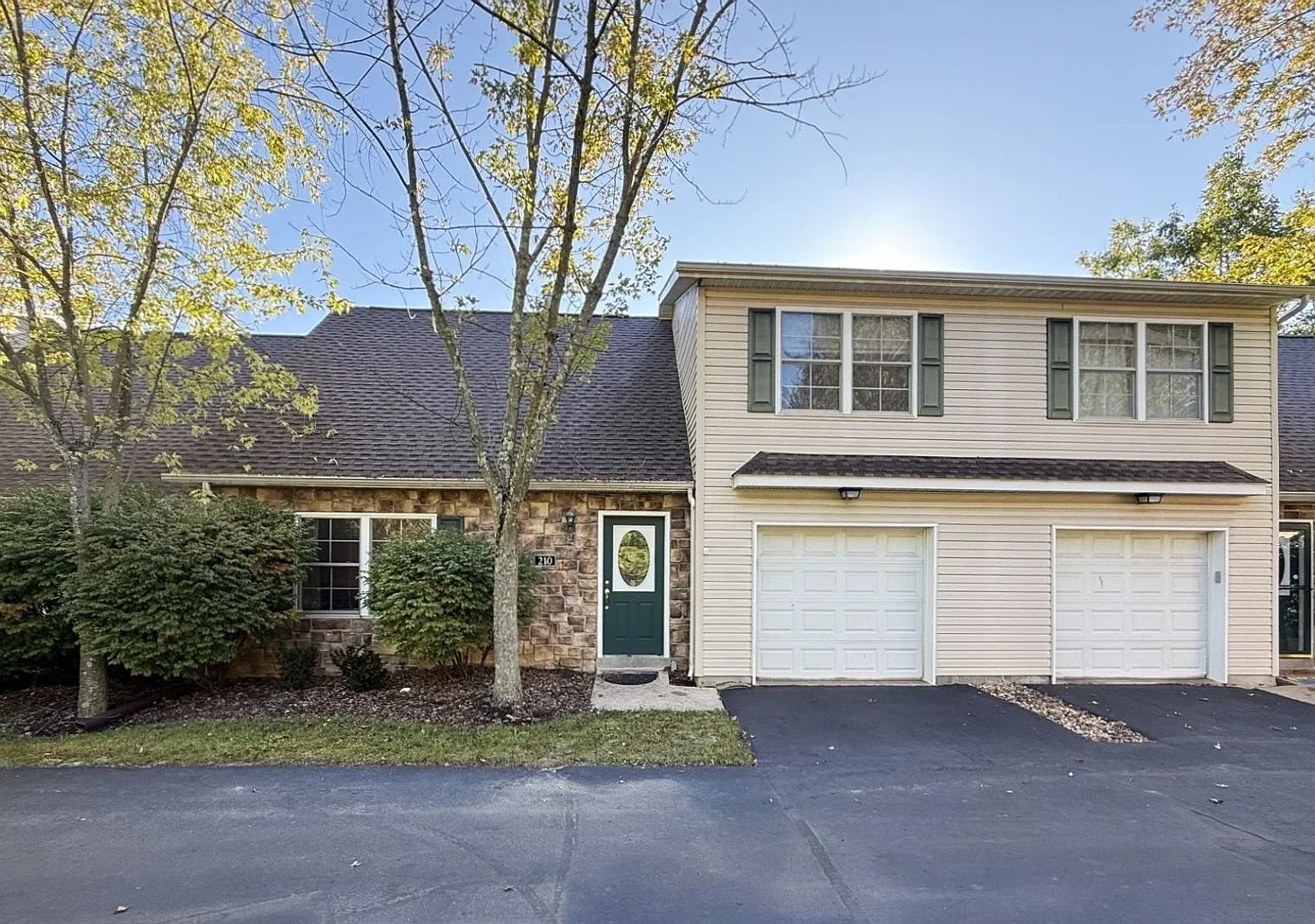 Two Bedroom Townhome in Park Forest Village! — Photo 1
