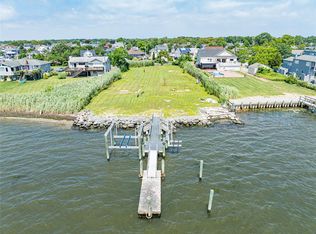 32 Unqua Pl, Amityville, NY 11701