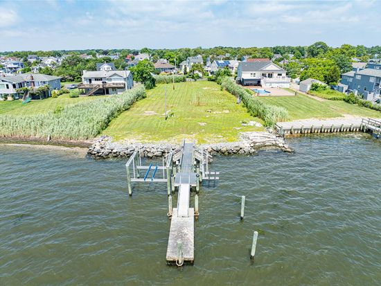 32 Unqua Place, Amityville, NY 11701