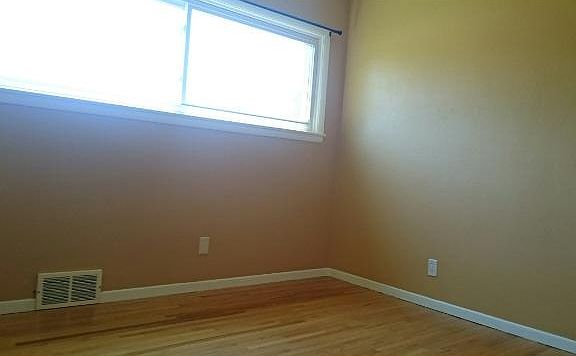 5th image of 1061 Idaho Ave W