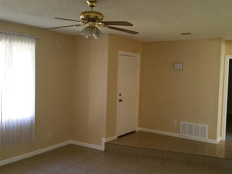 5220 N 68th Ave — Photo 2