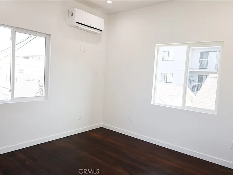 1033-1037 N Gladys Ave — Photo 15