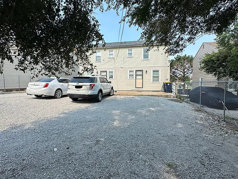 Chelsea Ave — Photo 19