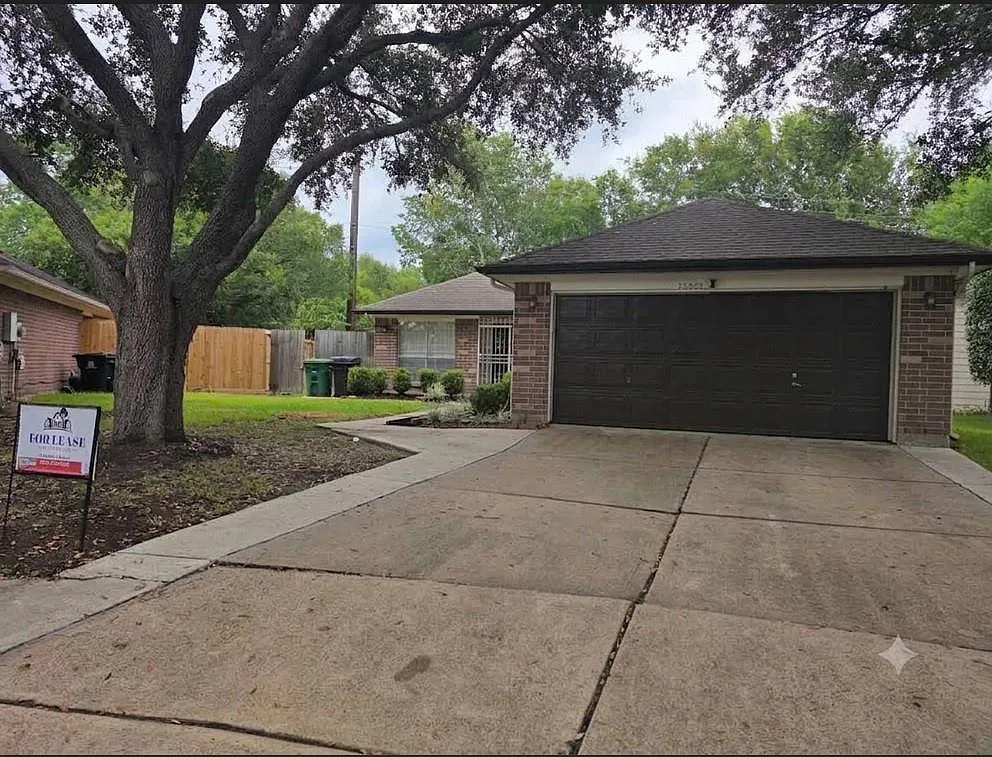 3 bed, 2.0 bath, 1383 sqft, $1,900 — Photo 1