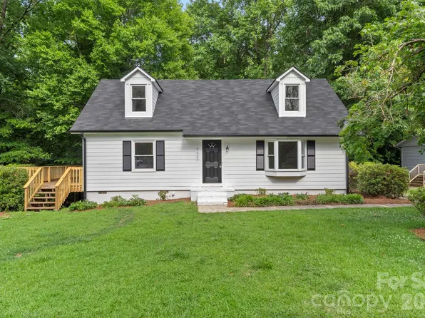 711 King Arthur Dr, Gastonia, NC 28056