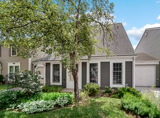 29W409 White Oak Dr, Warrenville, IL 60555