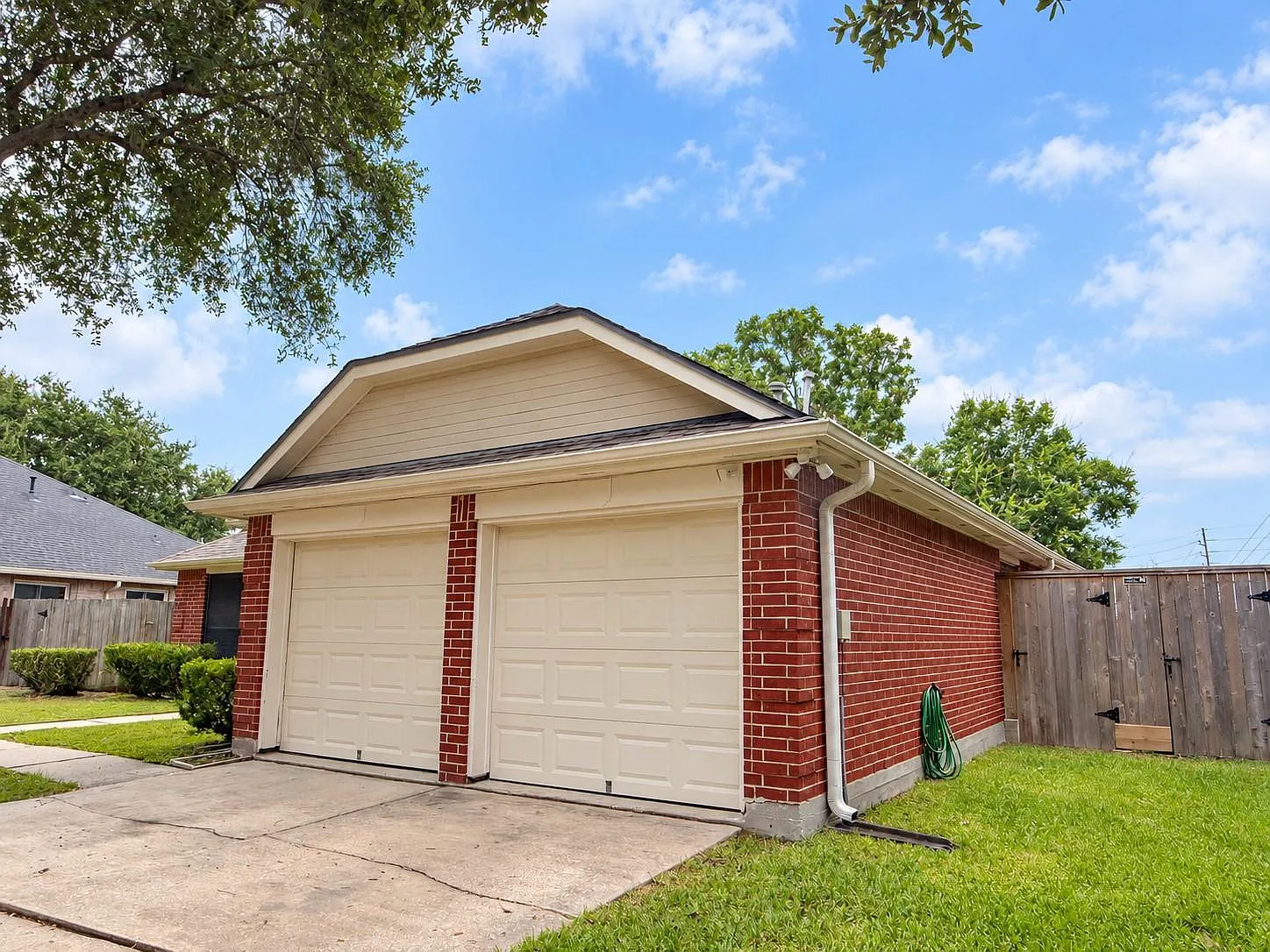 4 bed, 2.0 bath, 1805 sqft, $2,100 — Photo 3
