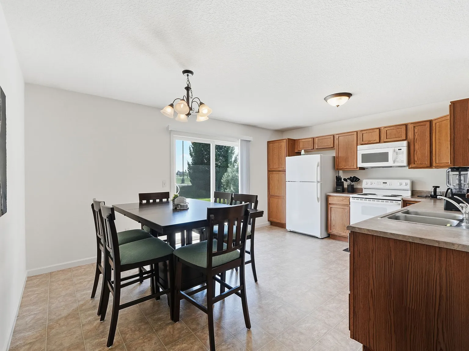 4 bed, 1531 sqft, $3,699 — Photo 3
