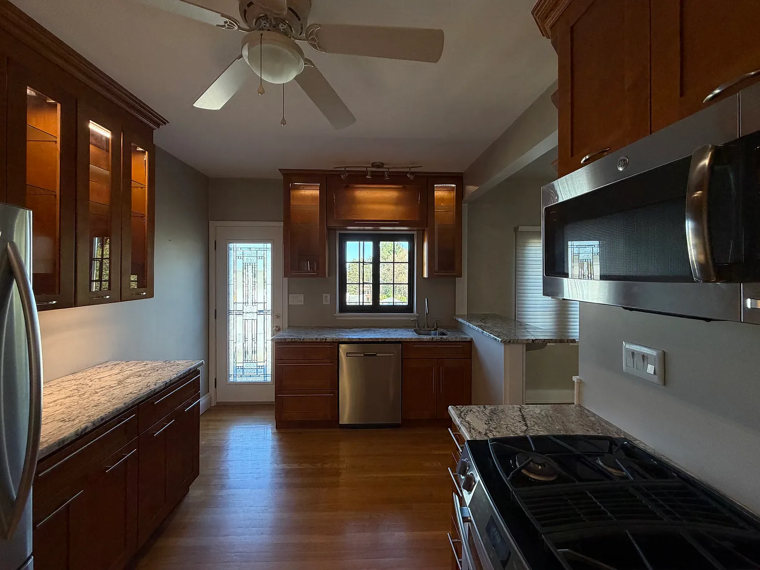 3 bed, 1.5 bath, 1496 sqft, $2,400 — Photo 3