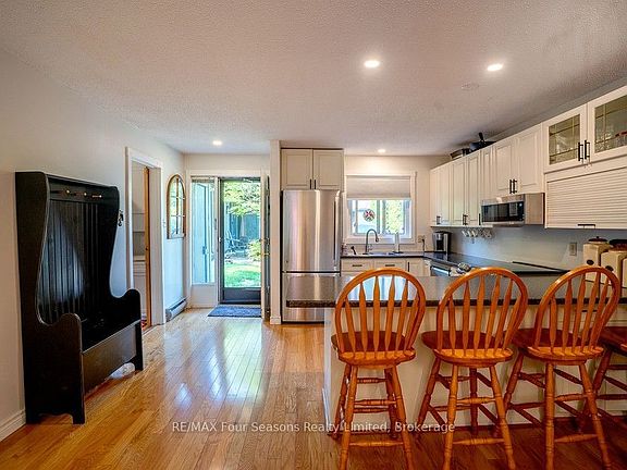 5th image of 158 Escarpment Cres