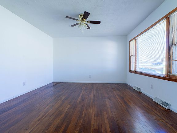 3rd image of 137 E Hill Valley Dr