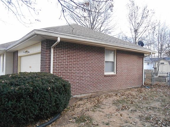 3rd image of 713 N Arapaho St