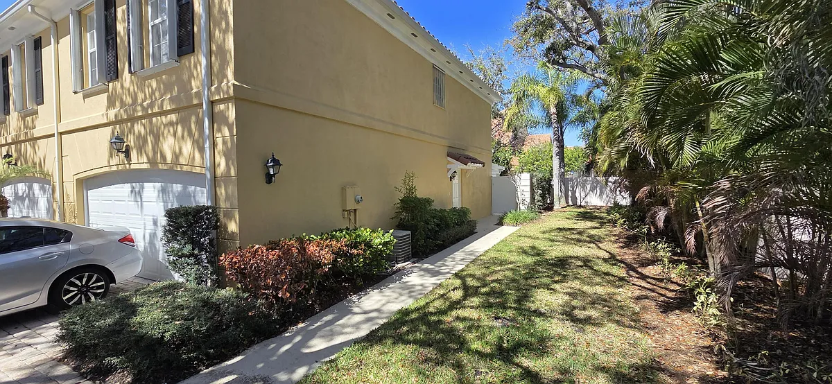 Building Photo - Tall Oaks Cir