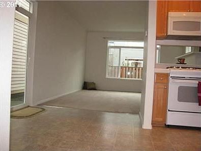 3rd image of 924 SE Portlandia Ave
