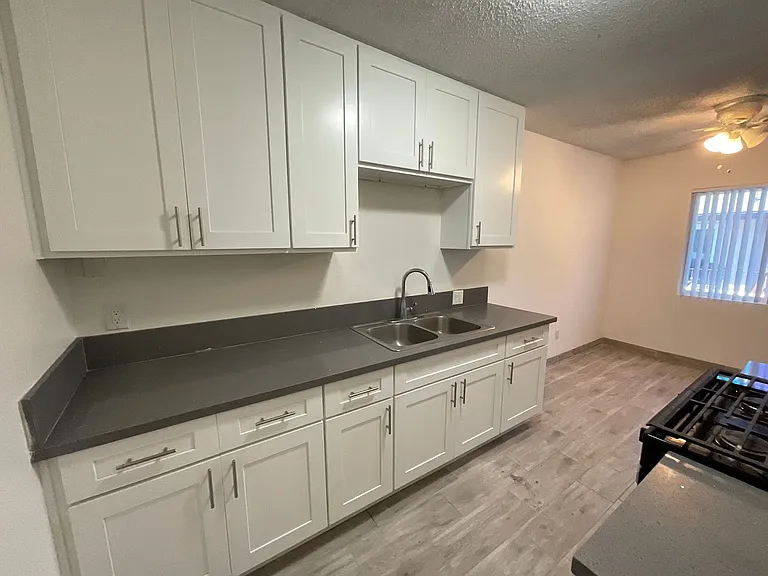 126 E Wilken Way — Photo 7