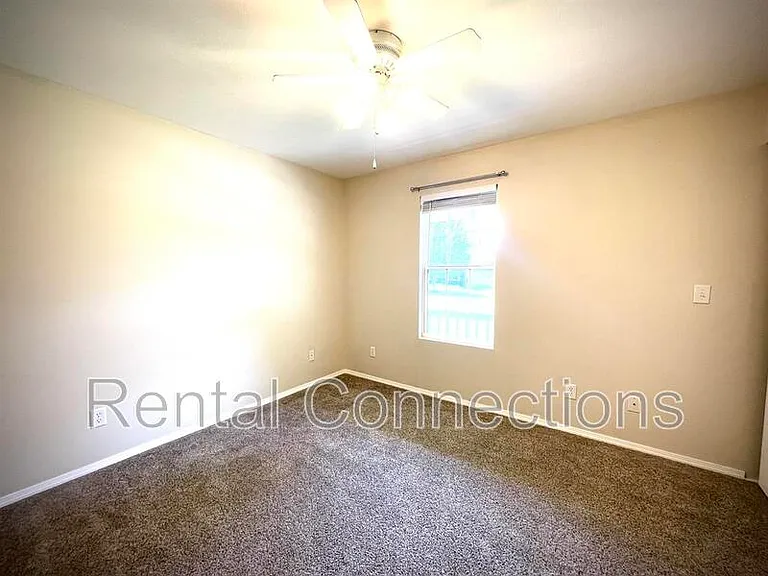 112 Stable Dr — Photo 4