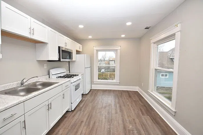 2 bed, 1.0 bath, $1,140 — Photo 3