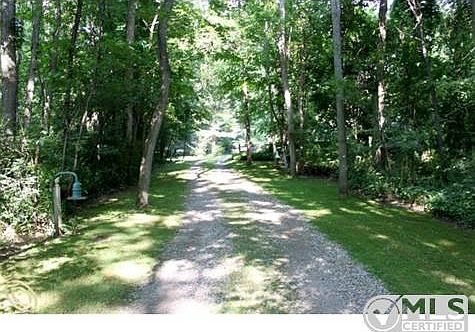 Private Drive w Custom Lighting