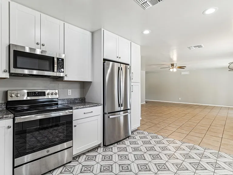 3039 W Glenn Dr — Photo 9