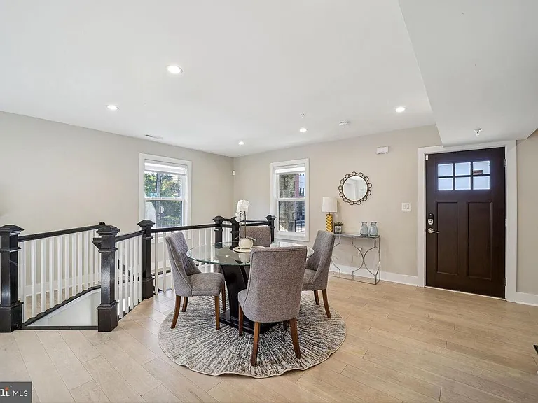 901 Lawrence St NE — Photo 3