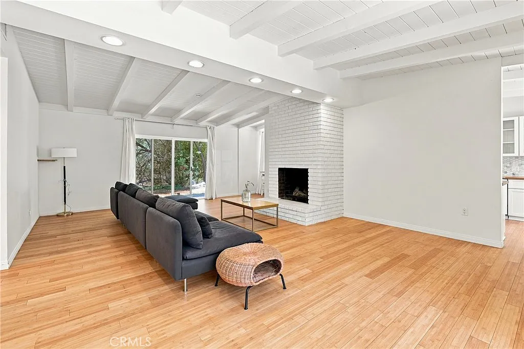 3 bed, 1378 sqft, $6,200 — Photo 1