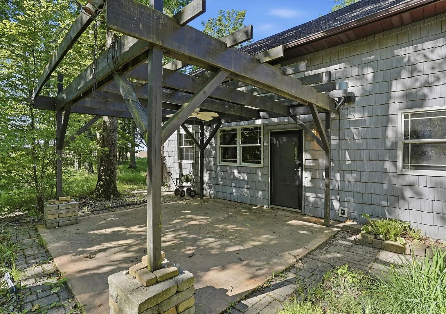 3 bed, 3.0 bath, 2000 sqft, $4,600 — Photo 2