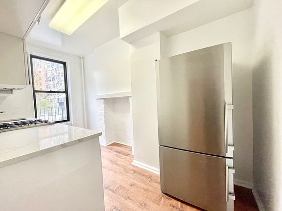 5th image of 874 Lexington Ave