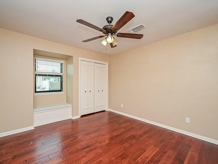573 N Post Oak Ln — Photo 26