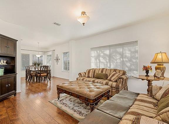 4th image of 1809 Gray Oak Dr