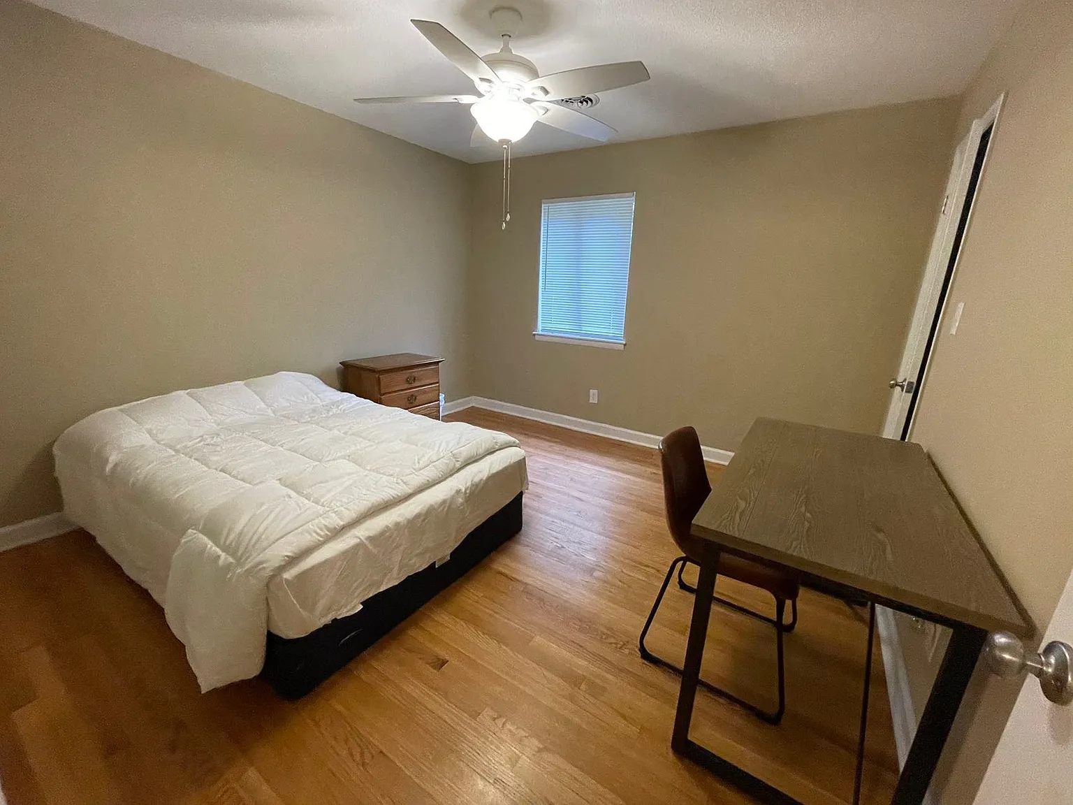 4 bed, 1600 sqft, $2,550 — Photo 3