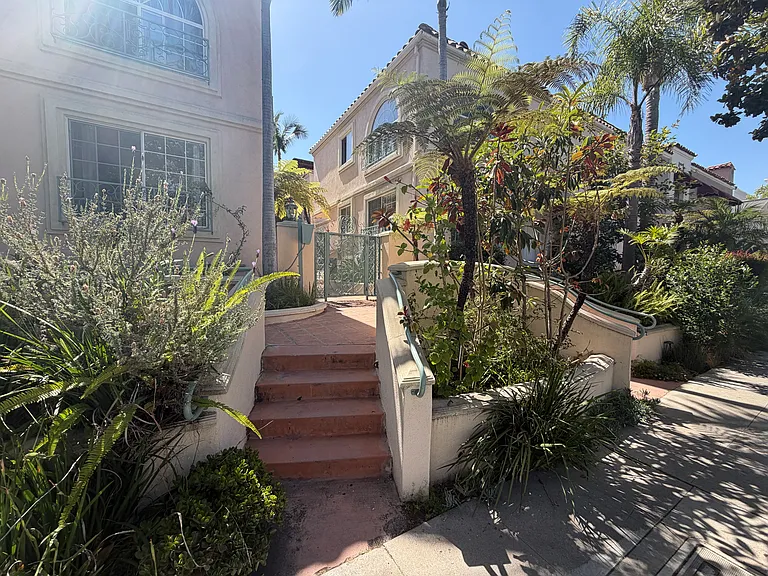 217 S Doheny Dr #5 — Photo 44