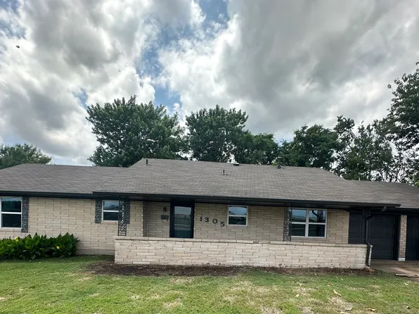 1305 S Broadway Ave, Moore, OK 73160