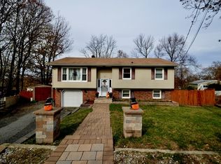 14 Hunter Ct, Hopatcong, NJ 07843