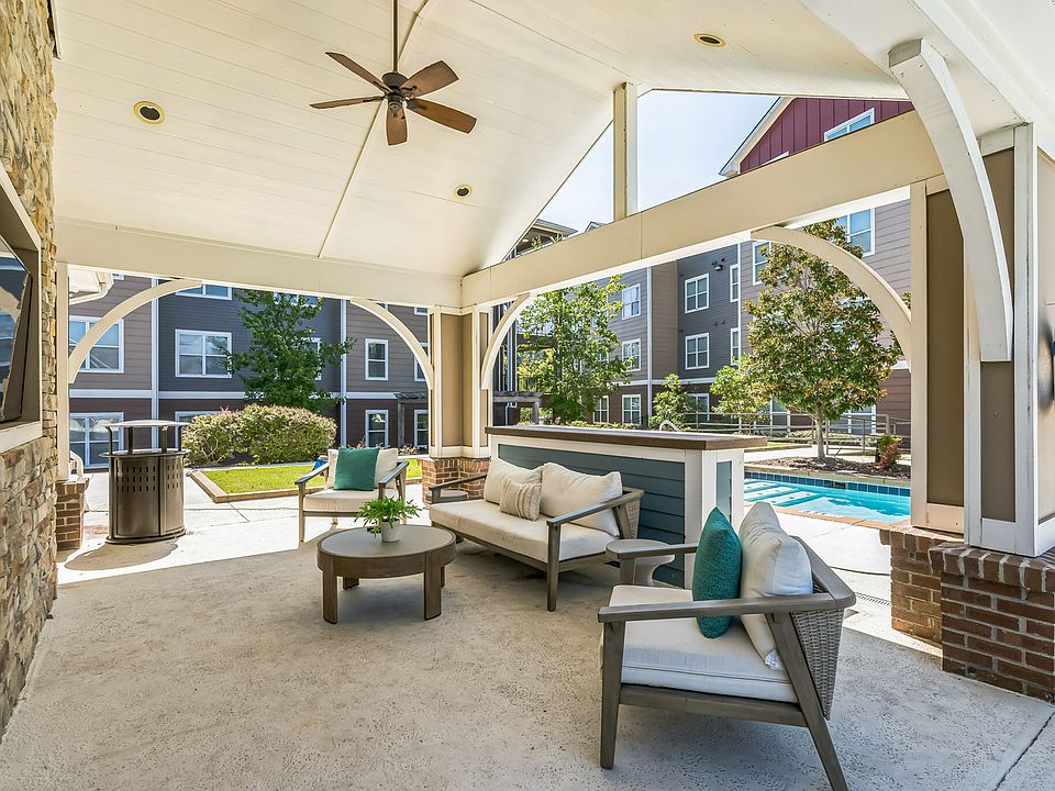 Unwind in our shaded outdoor lounge by the resort-style pool at The Flatts Starkville for the ultimate student living experience.