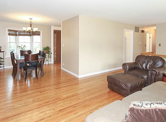 5th image of 562 N Robinson Dr