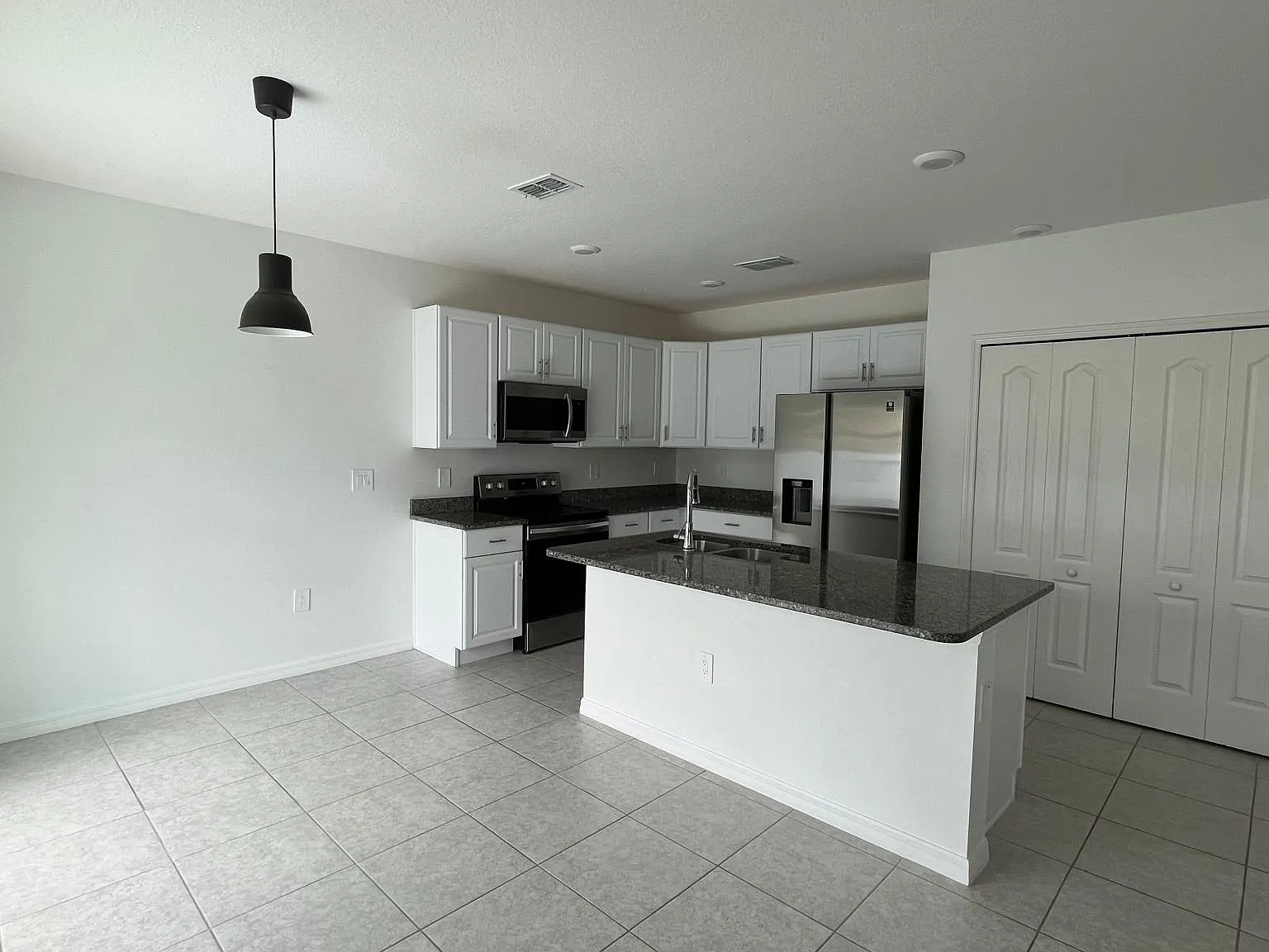 685 SW Millard Dr — Photo 2