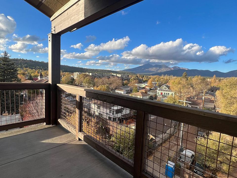 Living Room Balcony downtown and Peak view
