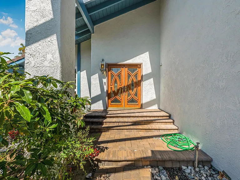 327 Bethany St — Photo 4