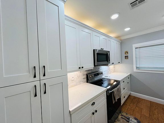 3rd image of 2400 SW 22nd Avenue #516