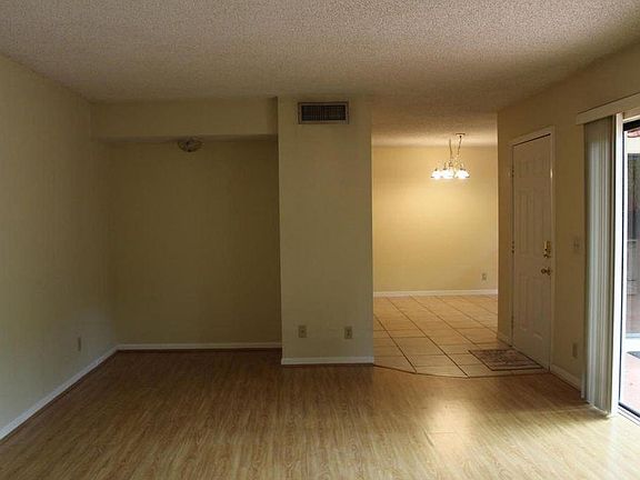 living room
Vinyl flooring, easy to keep clean